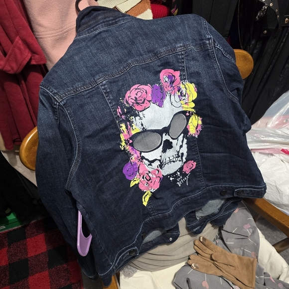 🍁🍂TORRID 2X Betsey Johnson Skull Denim Trucker Jacket - Dark Wash - Picture 5 of 8